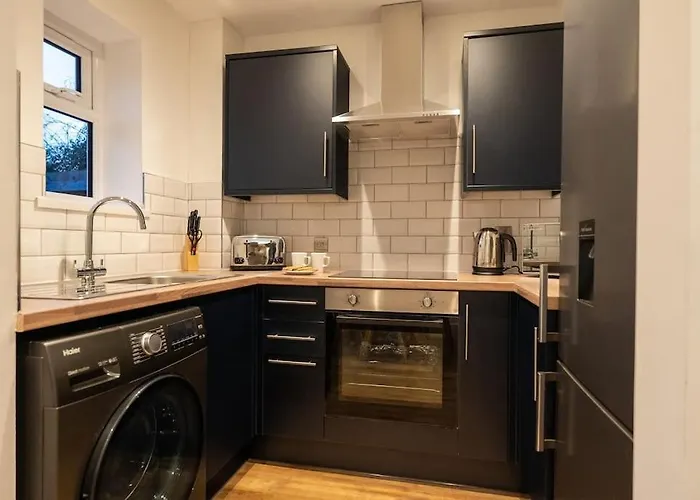 The Mews, Amazing Newport 2 Bedroom Excellent Location, Parking, Perfect For Contractors