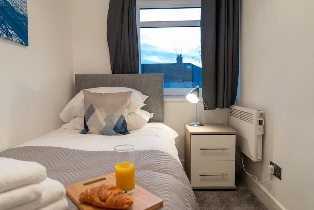 Сasa de vacaciones The Mews, Amazing 2 Bedroom Excellent Location, Parking, Perfect For Contractors *