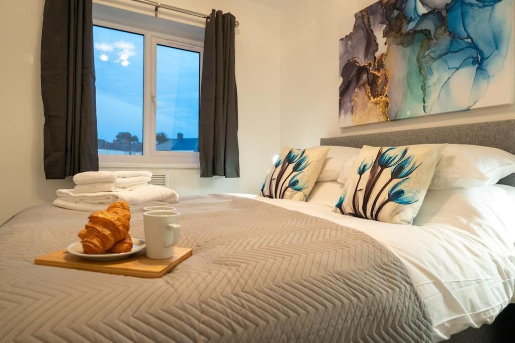 The Mews, Amazing 2 Bedroom Excellent Location, Parking, Perfect For Contractors *