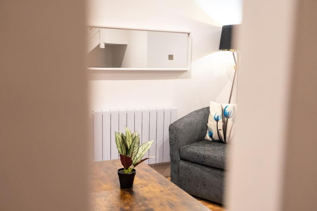 The Mews, Amazing 2 Bedroom Excellent Location, Parking, Perfect For Contractors Newport (Gwent)
