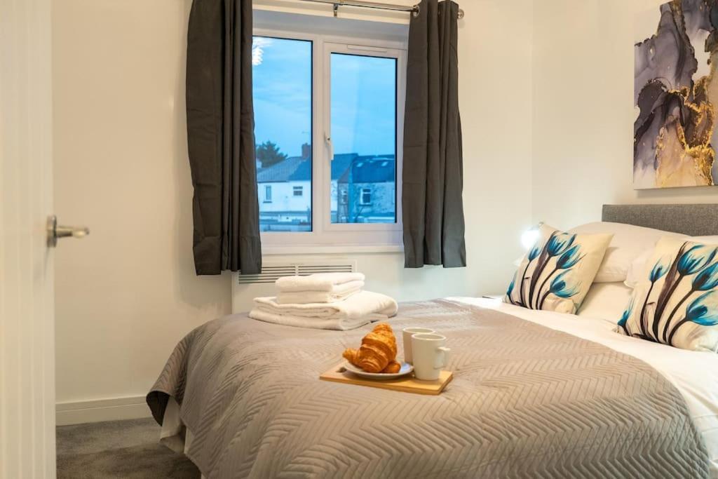 The Mews, Amazing 2 Bedroom Excellent Location, Parking, Perfect For Contractors * Newport (Gwent)