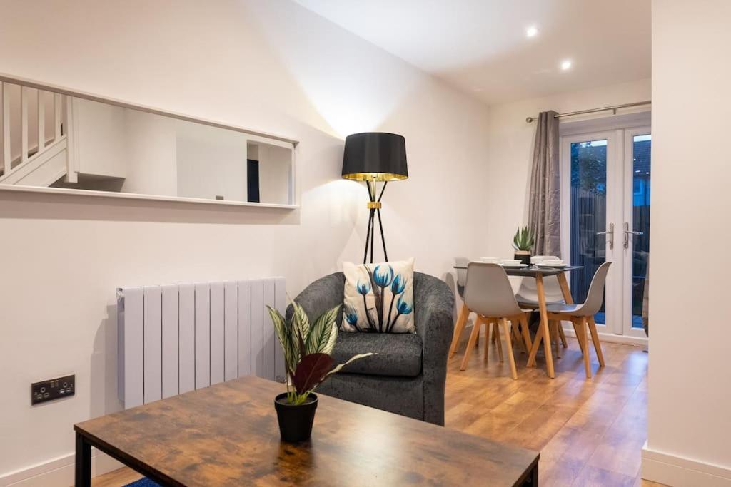 The Mews, Amazing 2 Bedroom Excellent Location, Parking, Perfect For Contractors Сasa de vacaciones Newport (Gwent)