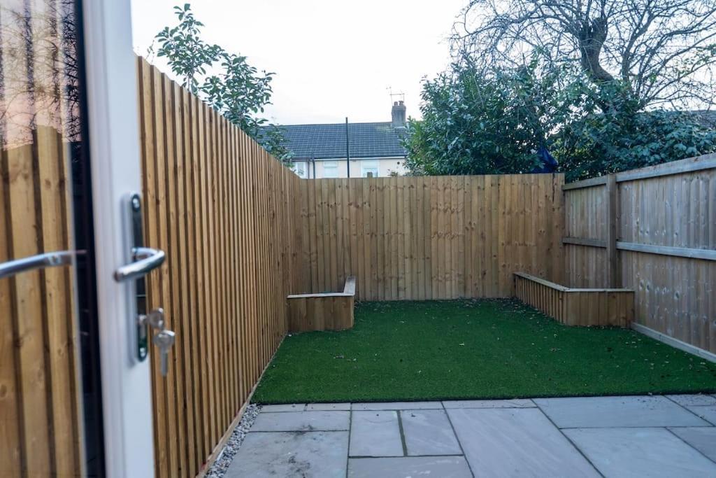 The Mews, Amazing 2 Bedroom Excellent Location, Parking, Perfect For Contractors