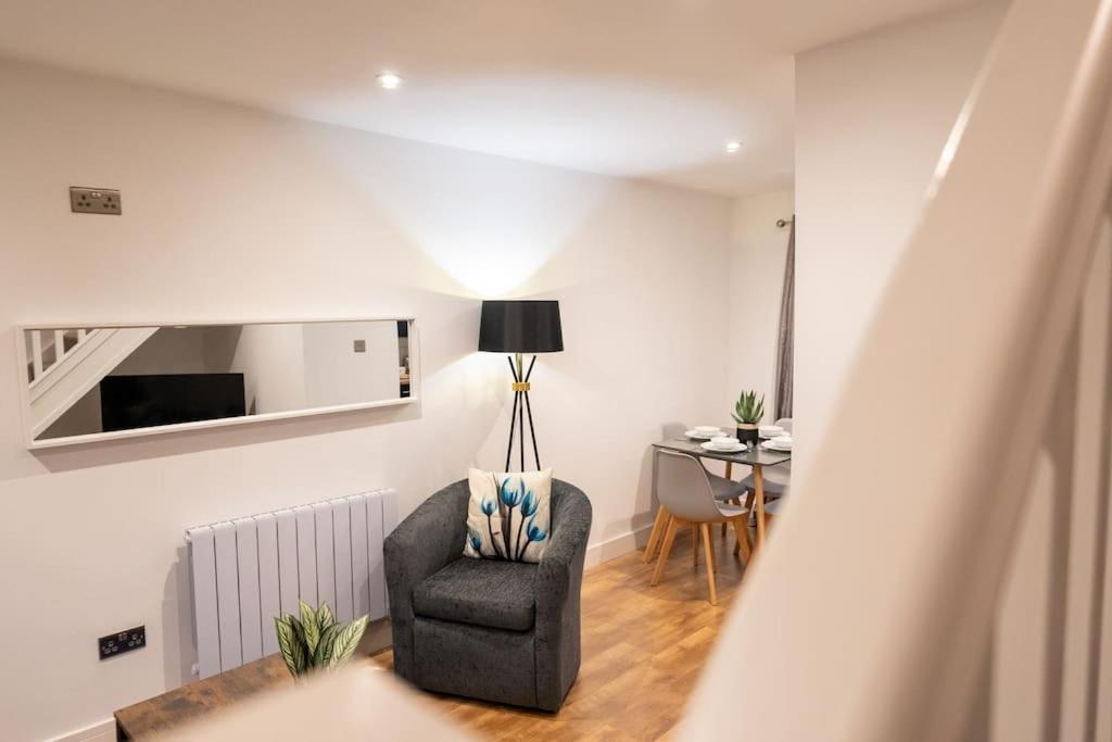 Сasa de vacaciones The Mews, Amazing 2 Bedroom Excellent Location, Parking, Perfect For Contractors