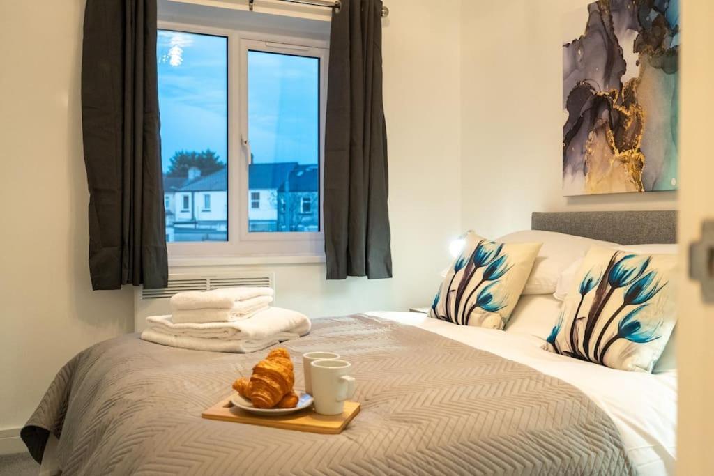 The Mews, Amazing 2 Bedroom Excellent Location, Parking, Perfect For Contractors Сasa de vacaciones *