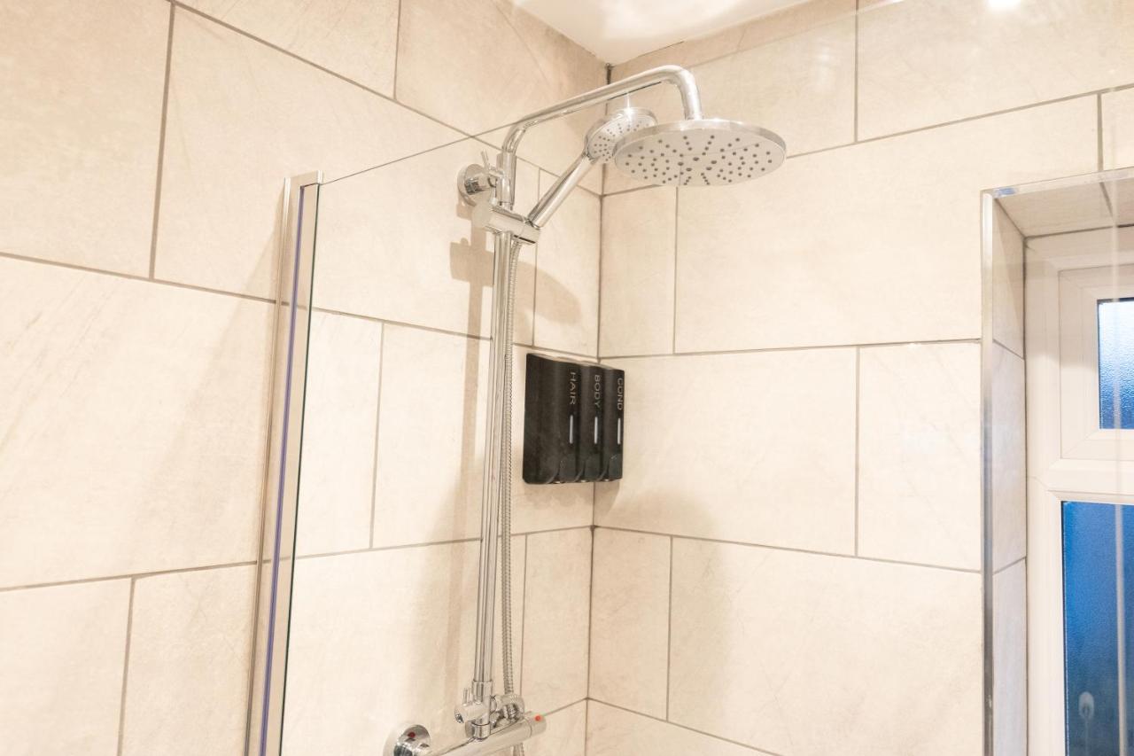Сasa de vacaciones The Mews, Amazing 2 Bedroom Excellent Location, Parking, Perfect For Contractors